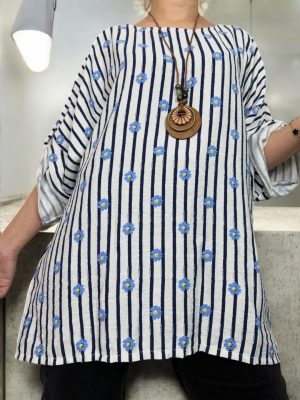 Ανοιξιάτικη μπλούζα με μαργαρίτες και κολιέ