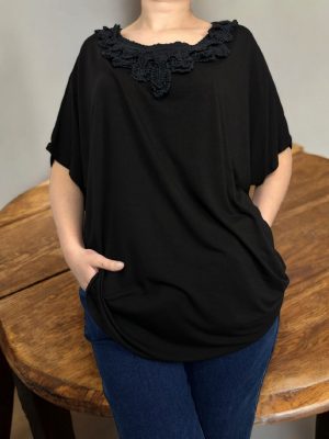 Κοντομάνικο με λεπτομέρεια στην λαιμόκοψη