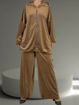 Κομψό βελούδινο σετ plus size, με άνετη παντελόνα και ζακέτα
