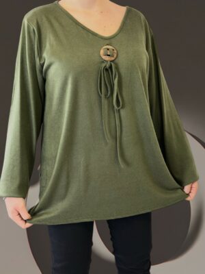 Casual μπλούζα με ξύλινο διακοσμητικό<br/><small class="dmm_sku">Κωδικός προϊόντος: 8216-λαδι</small>