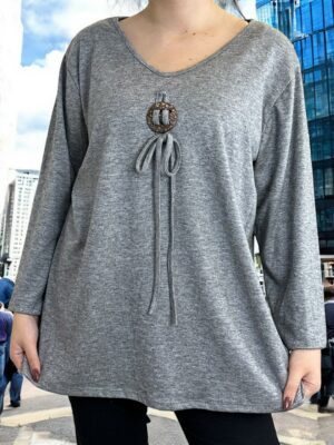 Casual μπλούζα με ξύλινο διακοσμητικό