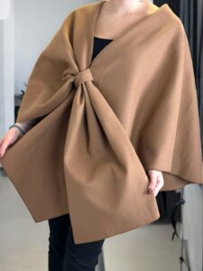 Κάπα με φιόγκο σχέδιο μπροστά