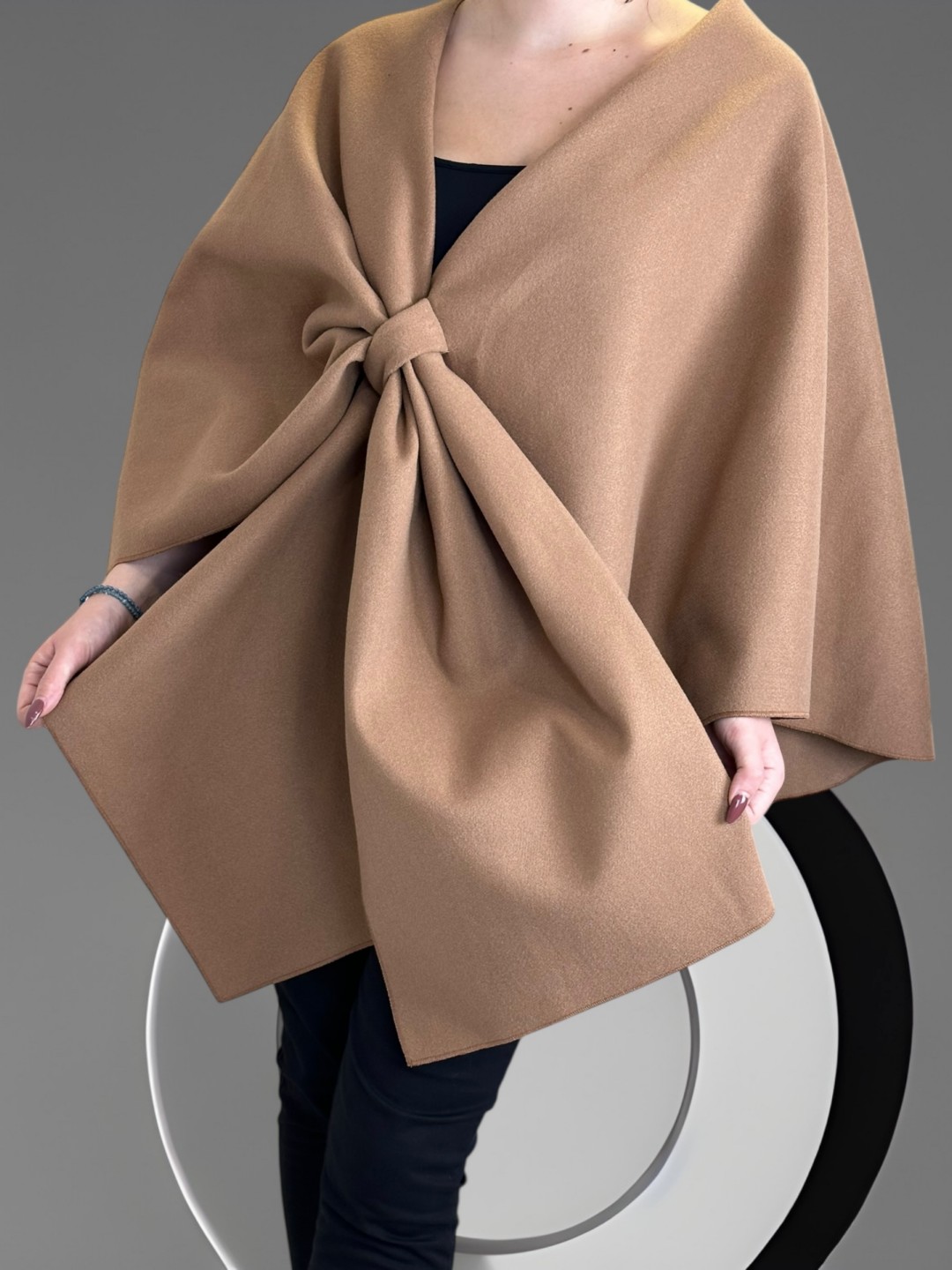 Κάπα με φιόγκο σχέδιο μπροστά Κάπα με φιόγκο σχέδιο μπροστά