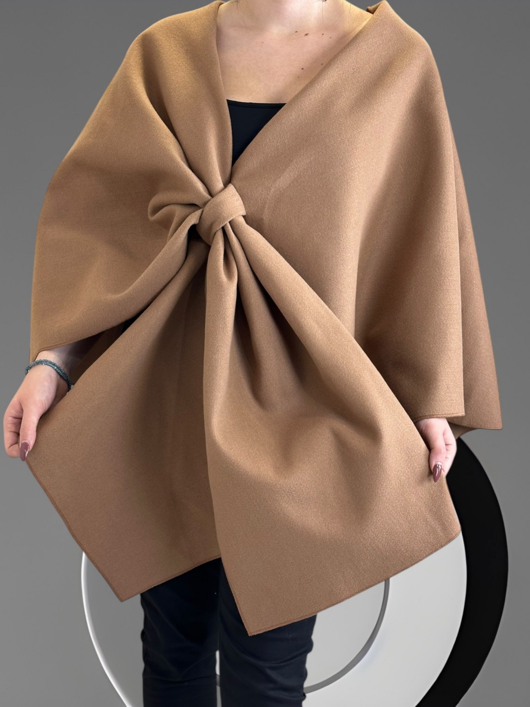 Κάπα με φιόγκο σχέδιο μπροστά Κάπα με φιόγκο σχέδιο μπροστά