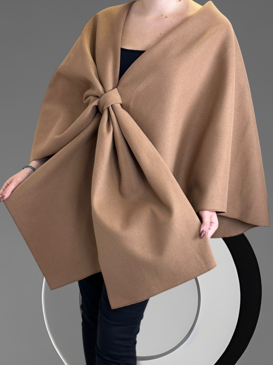 Κάπα με φιόγκο σχέδιο μπροστά Κάπα με φιόγκο σχέδιο μπροστά