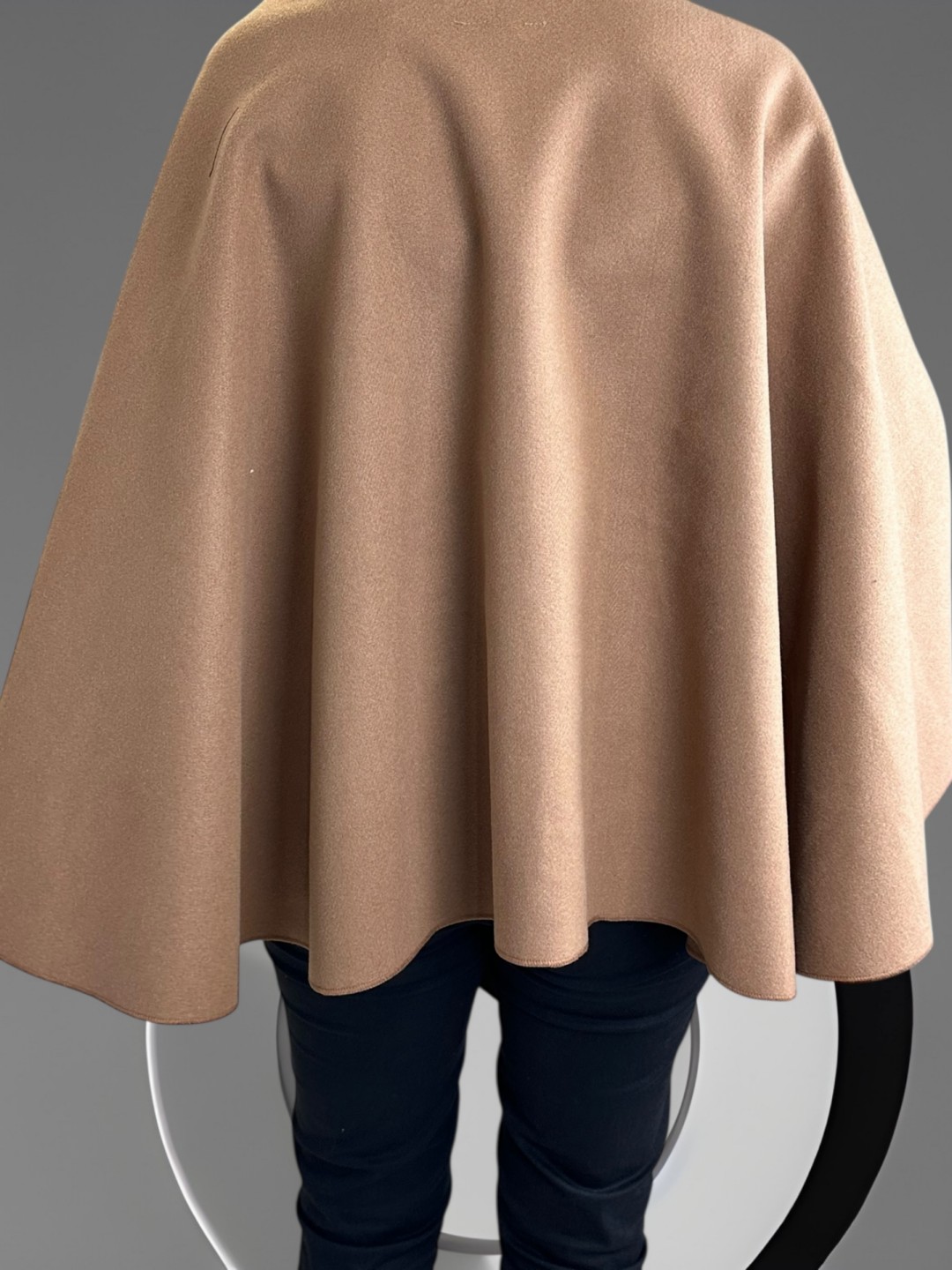 Κάπα με φιόγκο σχέδιο μπροστά Κάπα με φιόγκο σχέδιο μπροστά