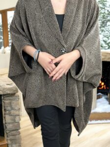 Fashion κάπα με λαμπερή καρφίτσα και χρυσή κλωστή