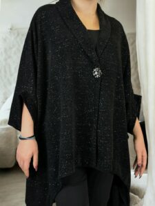 Fashion κάπα με λαμπερή καρφίτσα και χρυσή κλωστή