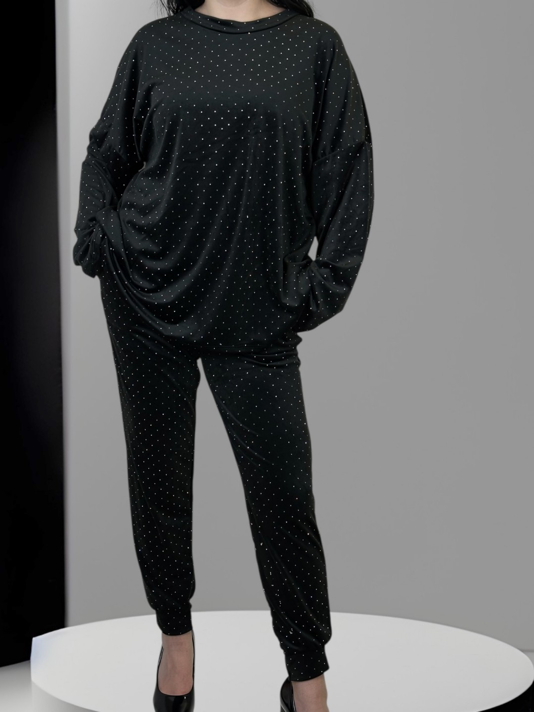 Βελούδινο σετ με εντυπωσιακά στρας Βελούδινο σετ με εντυπωσιακά στρας