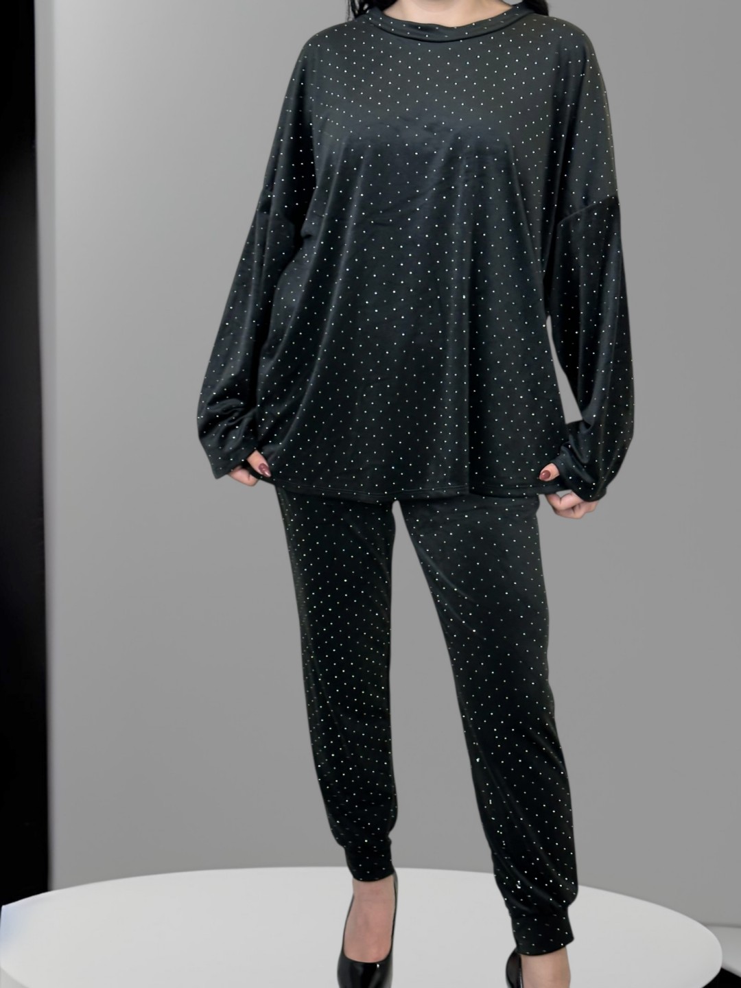 Βελούδινο σετ με εντυπωσιακά στρας Βελούδινο σετ με εντυπωσιακά στρας