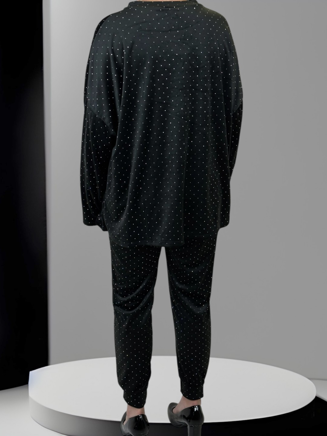 Βελούδινο σετ με εντυπωσιακά στρας Βελούδινο σετ με εντυπωσιακά στρας