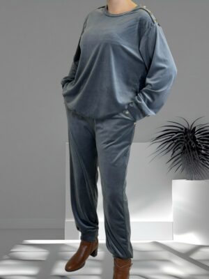 Άνετο βελούδινο σετ με διακοσμητικά κουμπιά