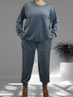 Άνετο βελούδινο σετ με διακοσμητικά κουμπιά