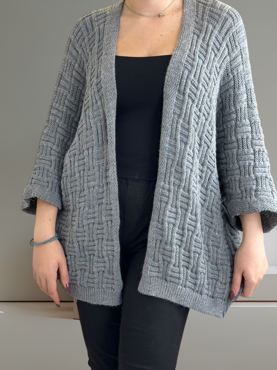 Πλεκτή ζακέτα που χαρίζει στιλ και άνεση Πλεκτή ζακέτα που χαρίζει στιλ και άνεση