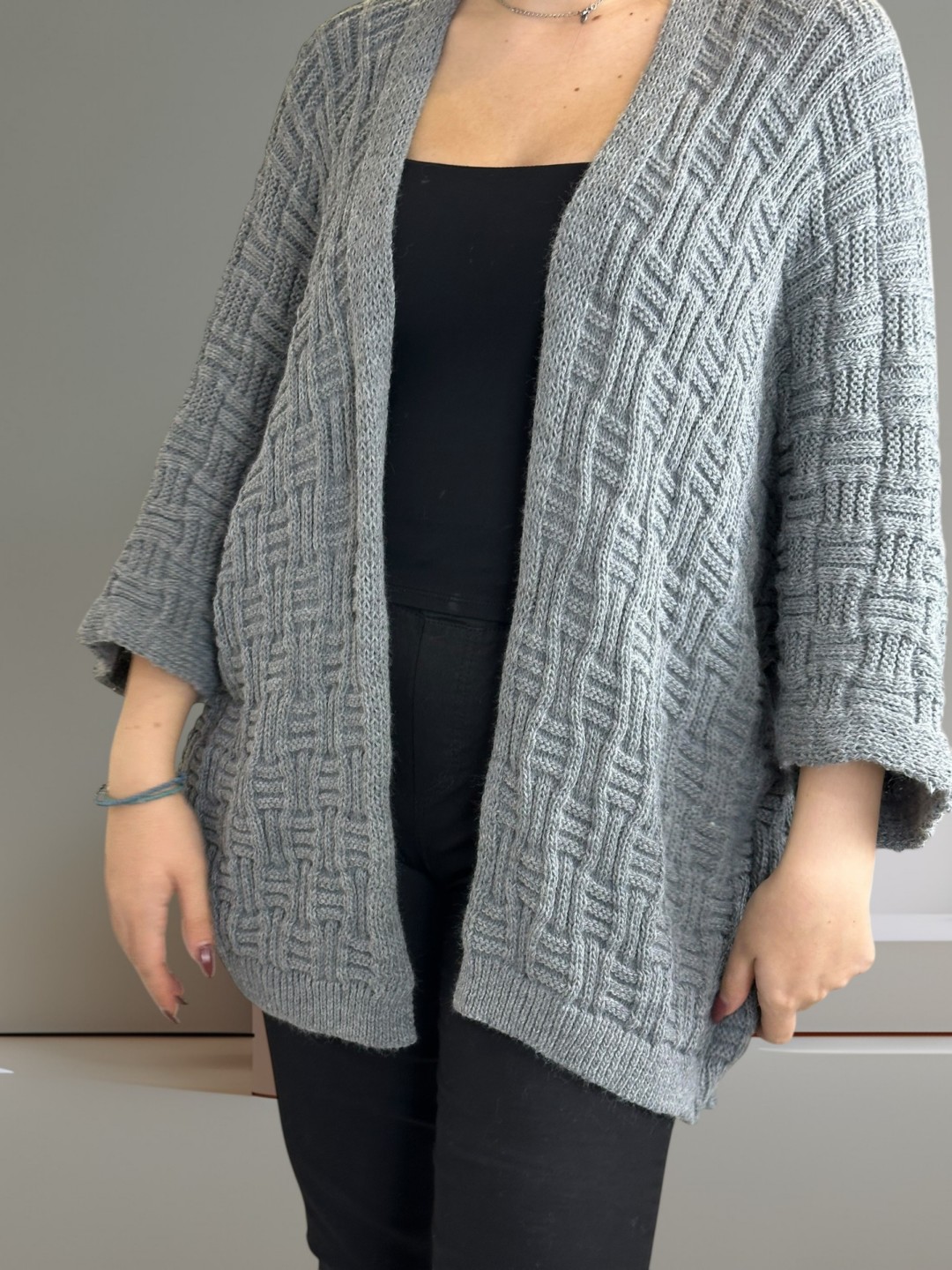 Πλεκτή ζακέτα που χαρίζει στιλ και άνεση Πλεκτή ζακέτα που χαρίζει στιλ και άνεση