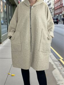 Παλτοζακέτα με απαλή υφή και λουλουδάτη λεπτομέρεια