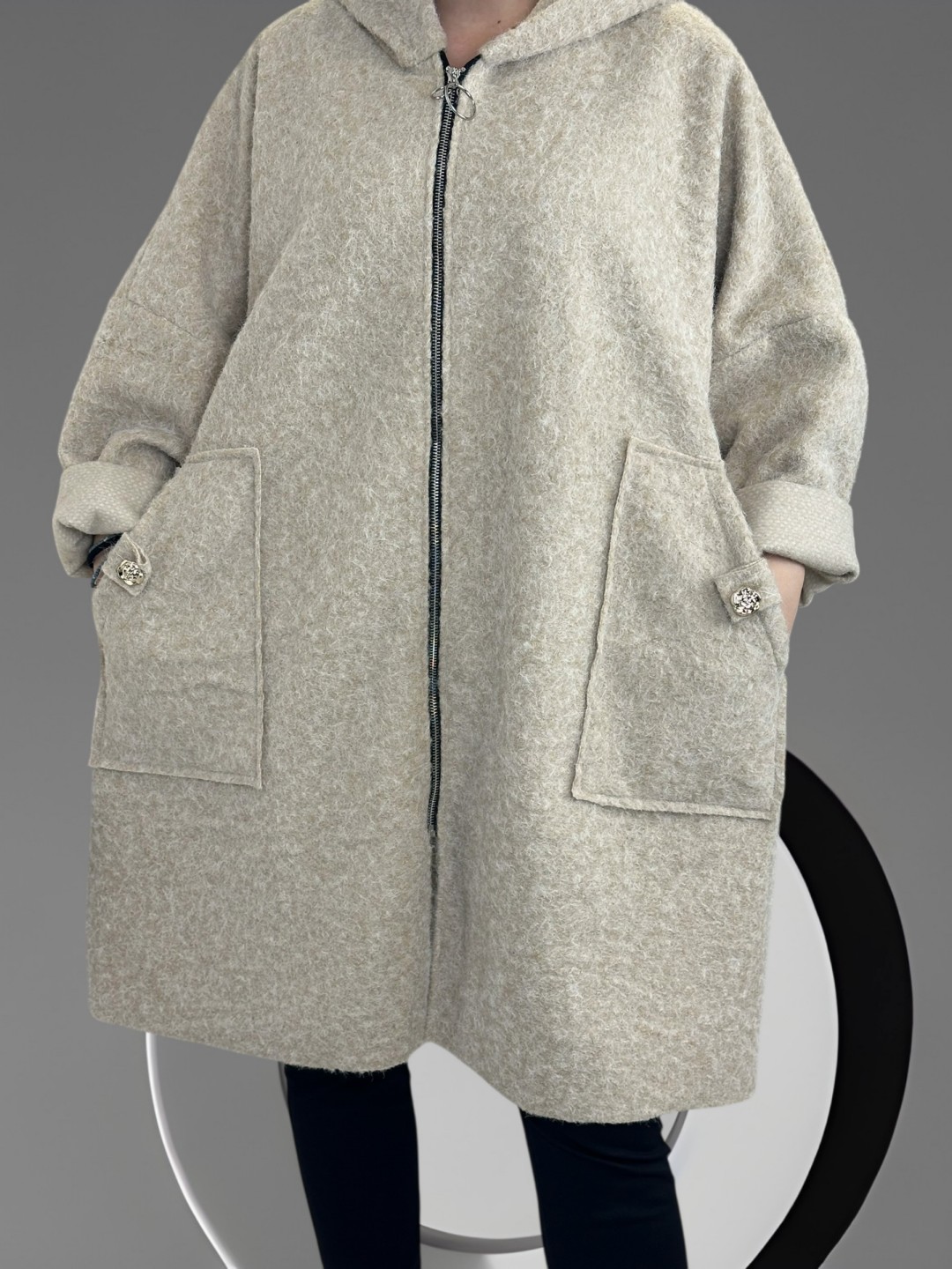 Παλτοζακέτα με απαλή υφή και λουλουδάτη λεπτομέρεια Παλτοζακέτα με απαλή υφή και λουλουδάτη λεπτομέρεια