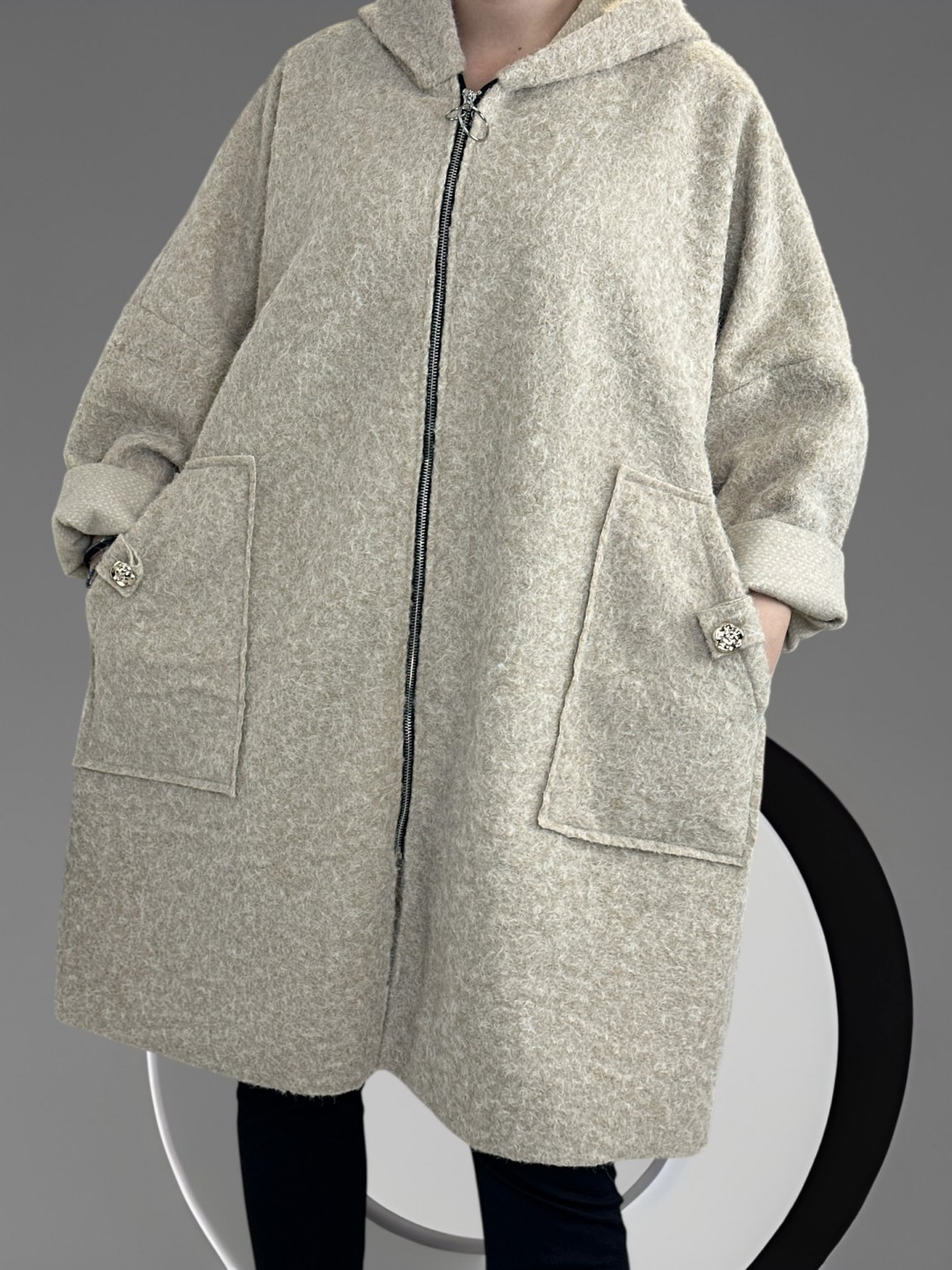 Παλτοζακέτα με απαλή υφή και λουλουδάτη λεπτομέρεια Παλτοζακέτα με απαλή υφή και λουλουδάτη λεπτομέρεια