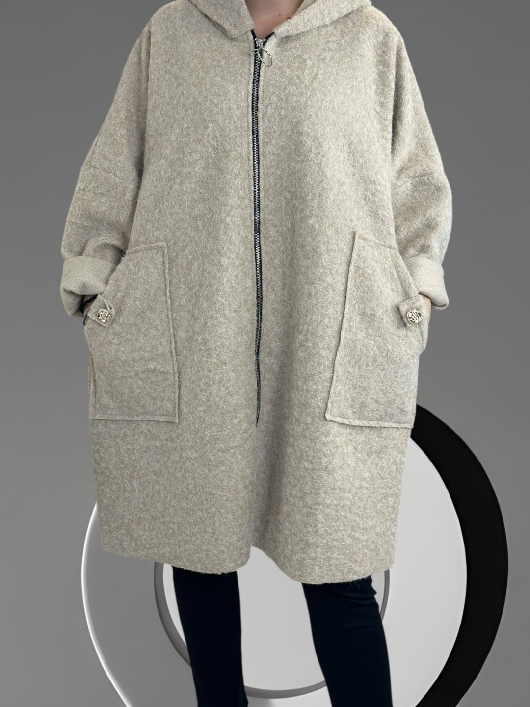 Παλτοζακέτα με απαλή υφή και λουλουδάτη λεπτομέρεια Παλτοζακέτα με απαλή υφή και λουλουδάτη λεπτομέρεια