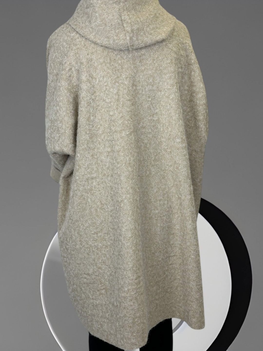 Παλτοζακέτα με απαλή υφή και λουλουδάτη λεπτομέρεια Παλτοζακέτα με απαλή υφή και λουλουδάτη λεπτομέρεια