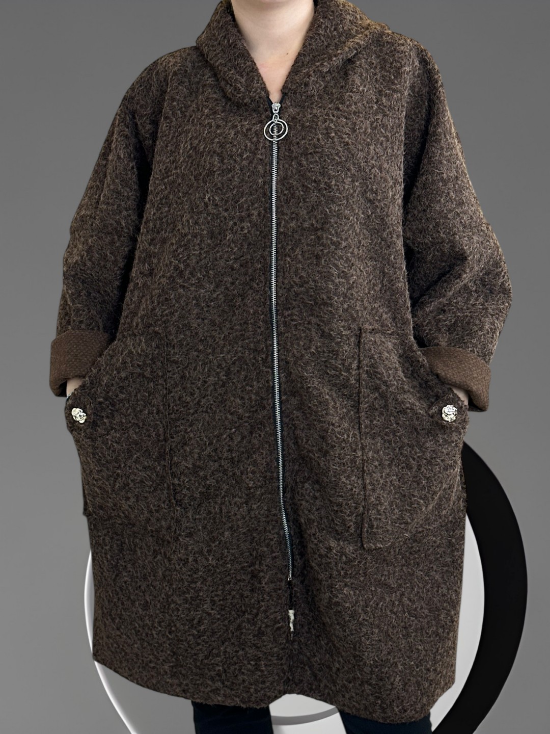 Παλτοζακέτα με απαλή υφή και λουλουδάτη λεπτομέρεια Παλτοζακέτα με απαλή υφή και λουλουδάτη λεπτομέρεια