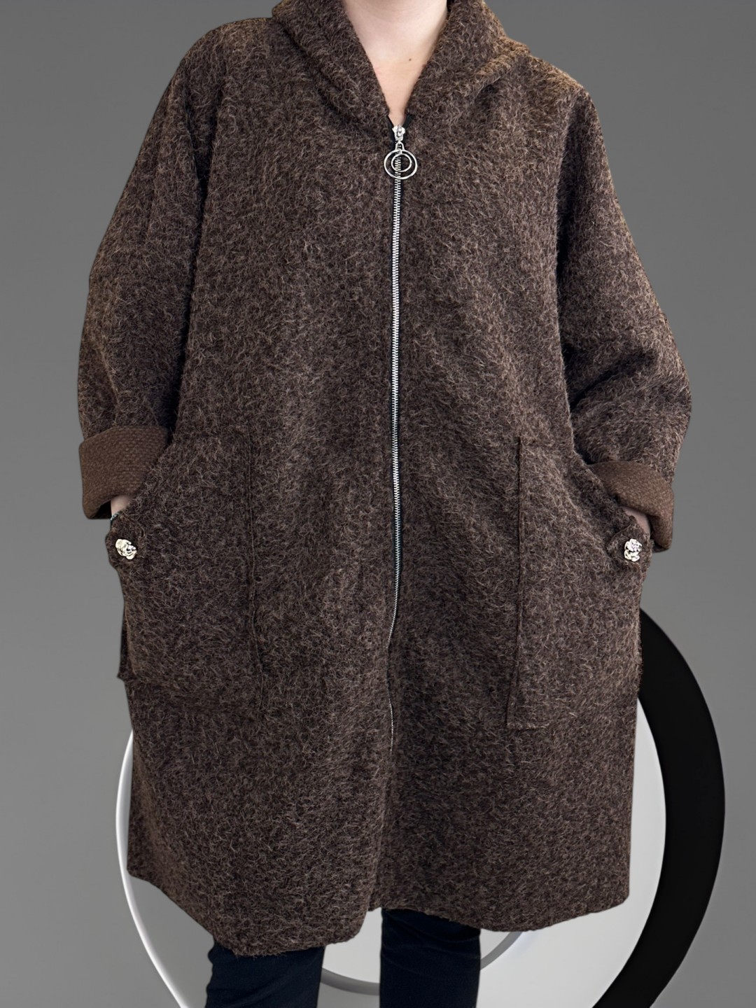 Παλτοζακέτα με απαλή υφή και λουλουδάτη λεπτομέρεια Παλτοζακέτα με απαλή υφή και λουλουδάτη λεπτομέρεια