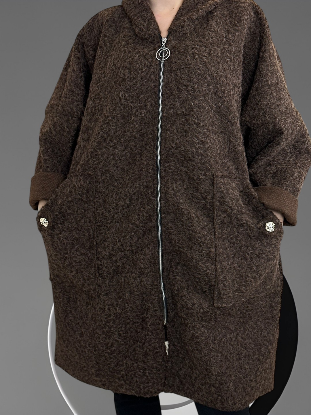 Παλτοζακέτα με απαλή υφή και λουλουδάτη λεπτομέρεια Παλτοζακέτα με απαλή υφή και λουλουδάτη λεπτομέρεια