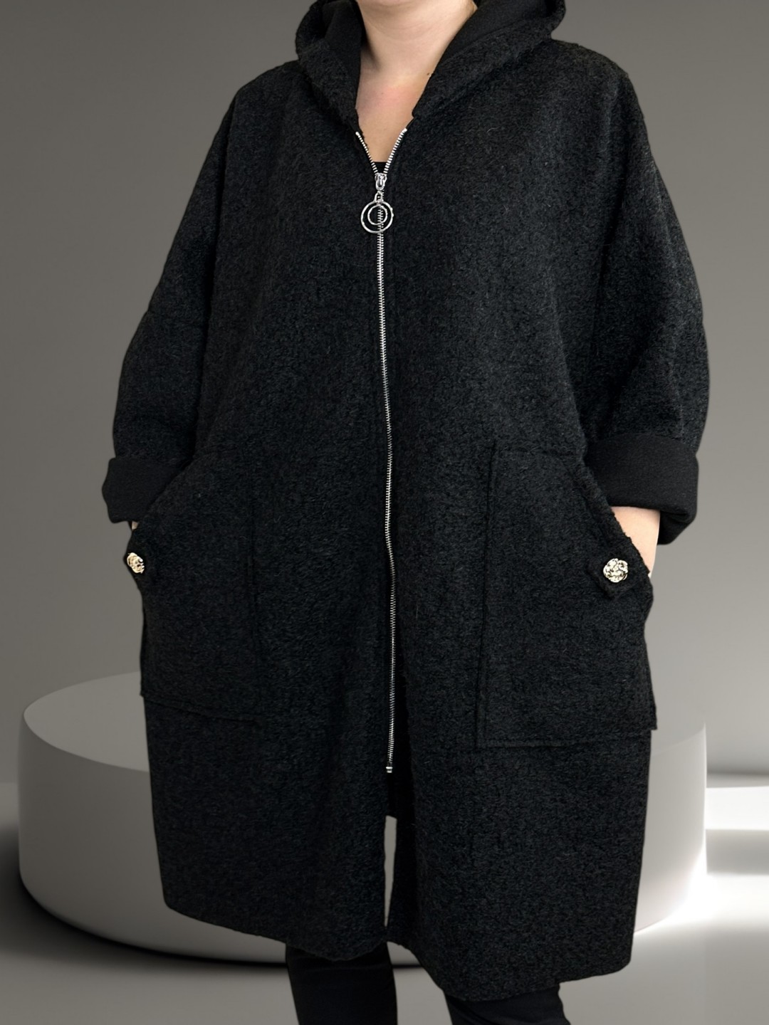 Παλτοζακέτα με απαλή υφή και λουλουδάτη λεπτομέρεια Παλτοζακέτα με απαλή υφή και λουλουδάτη λεπτομέρεια