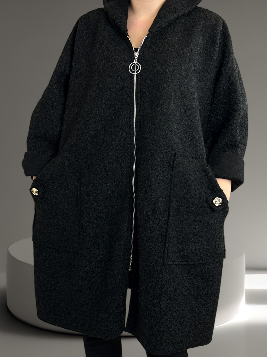 Παλτοζακέτα με απαλή υφή και λουλουδάτη λεπτομέρεια Παλτοζακέτα με απαλή υφή και λουλουδάτη λεπτομέρεια