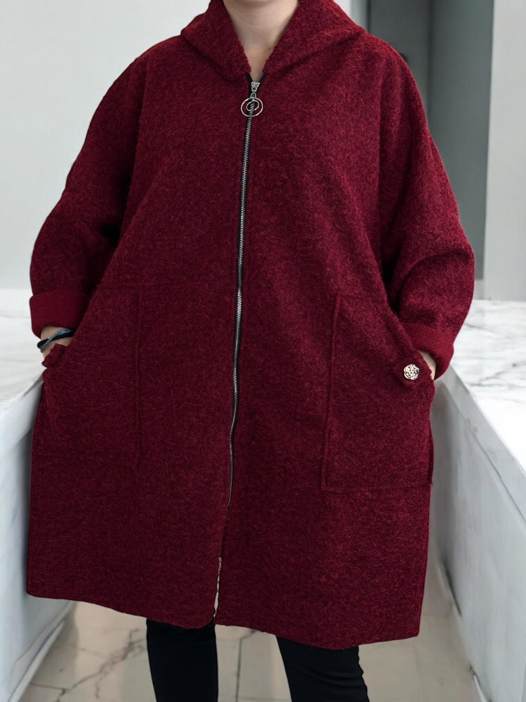 Παλτοζακέτα με απαλή υφή και λουλουδάτη λεπτομέρεια Παλτοζακέτα με απαλή υφή και λουλουδάτη λεπτομέρεια