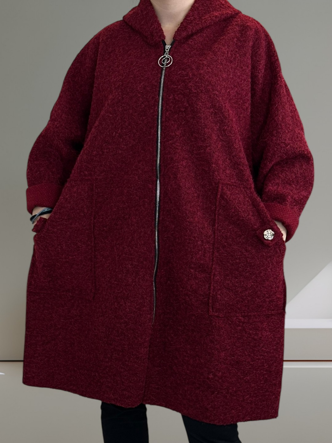 Παλτοζακέτα με απαλή υφή και λουλουδάτη λεπτομέρεια Παλτοζακέτα με απαλή υφή και λουλουδάτη λεπτομέρεια