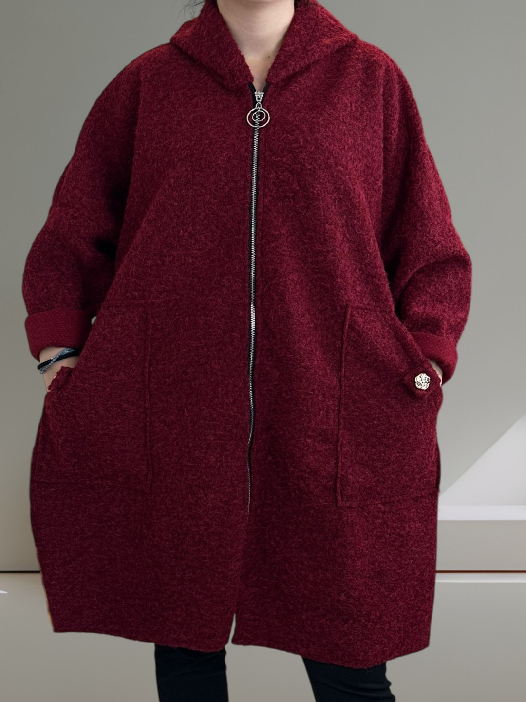 Παλτοζακέτα με απαλή υφή και λουλουδάτη λεπτομέρεια Παλτοζακέτα με απαλή υφή και λουλουδάτη λεπτομέρεια