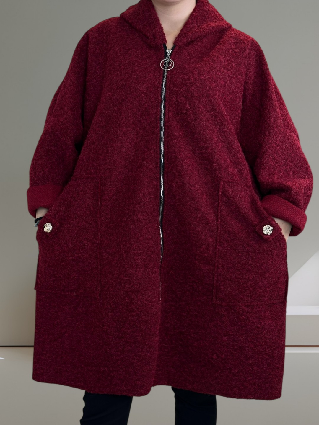 Παλτοζακέτα με απαλή υφή και λουλουδάτη λεπτομέρεια Παλτοζακέτα με απαλή υφή και λουλουδάτη λεπτομέρεια