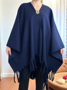Κάπα με λαμπερή καρφίτσα και μοντέρνο τελείωμα με κρόσσια
