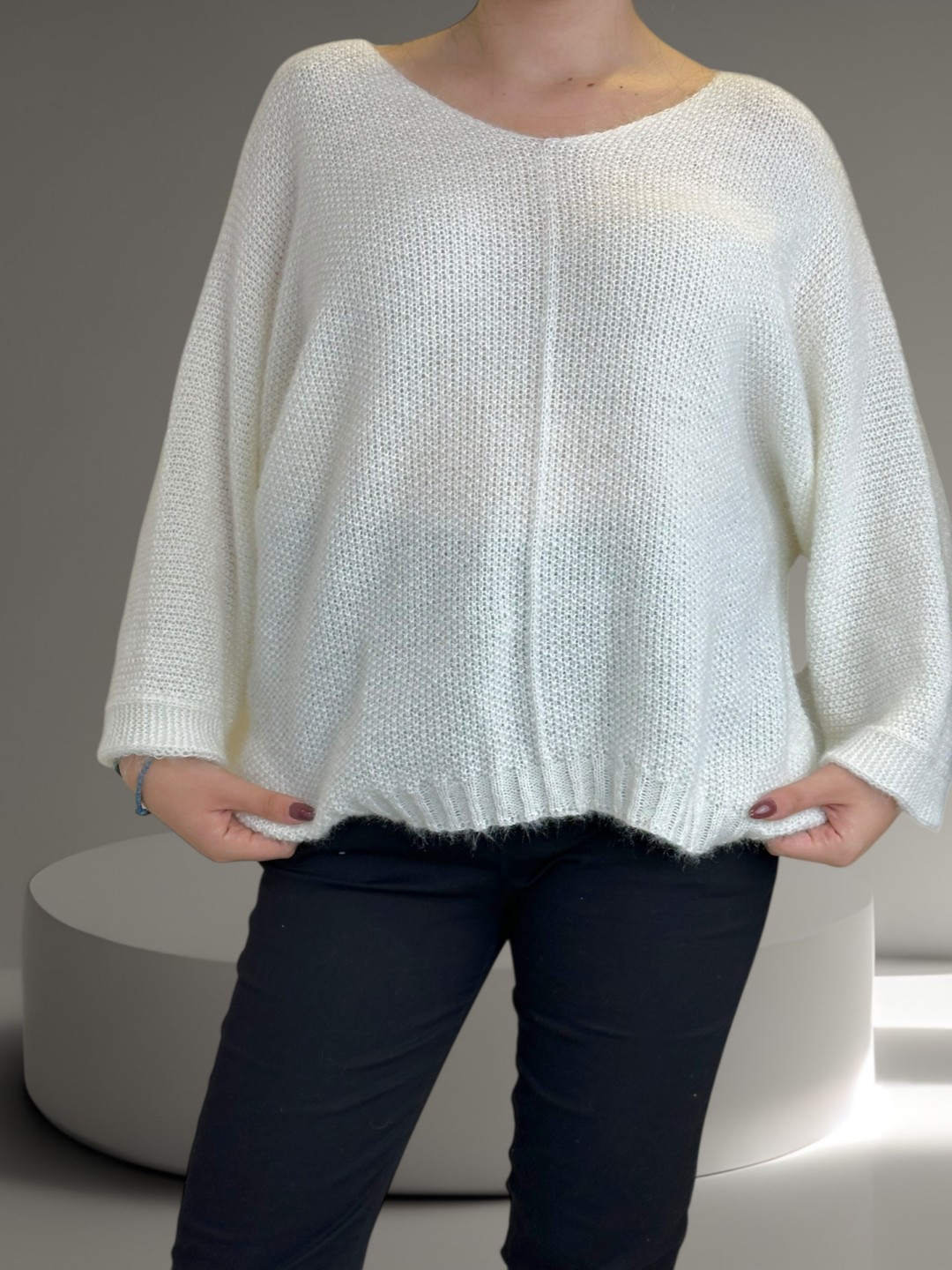 Classic πλεκτό πουλόβερ με V λαιμό για elegant εμφανίσεις Classic πλεκτό πουλόβερ με V λαιμό για elegant εμφανίσεις