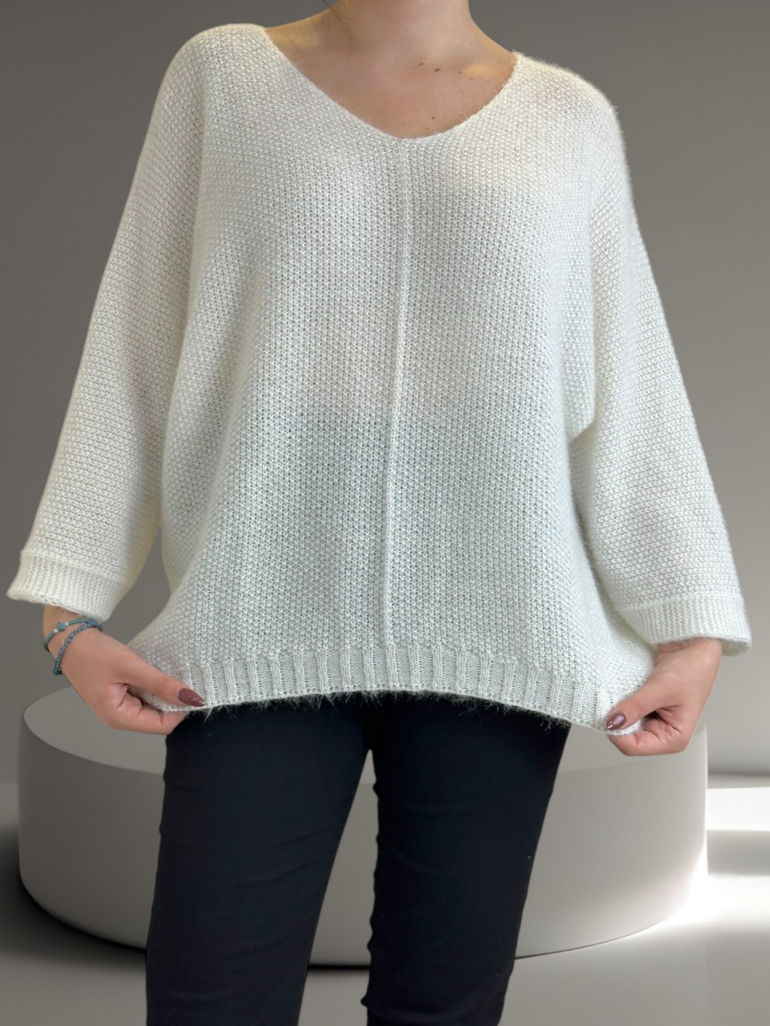 Classic πλεκτό πουλόβερ με V λαιμό για elegant εμφανίσεις Classic πλεκτό πουλόβερ με V λαιμό για elegant εμφανίσεις