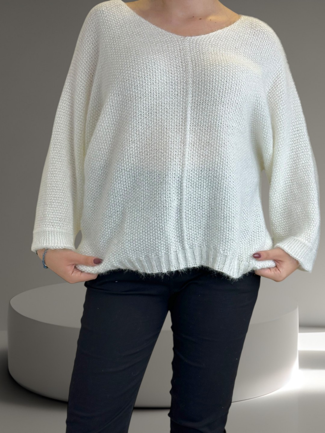 Classic πλεκτό πουλόβερ με V λαιμό για elegant εμφανίσεις Classic πλεκτό πουλόβερ με V λαιμό για elegant εμφανίσεις