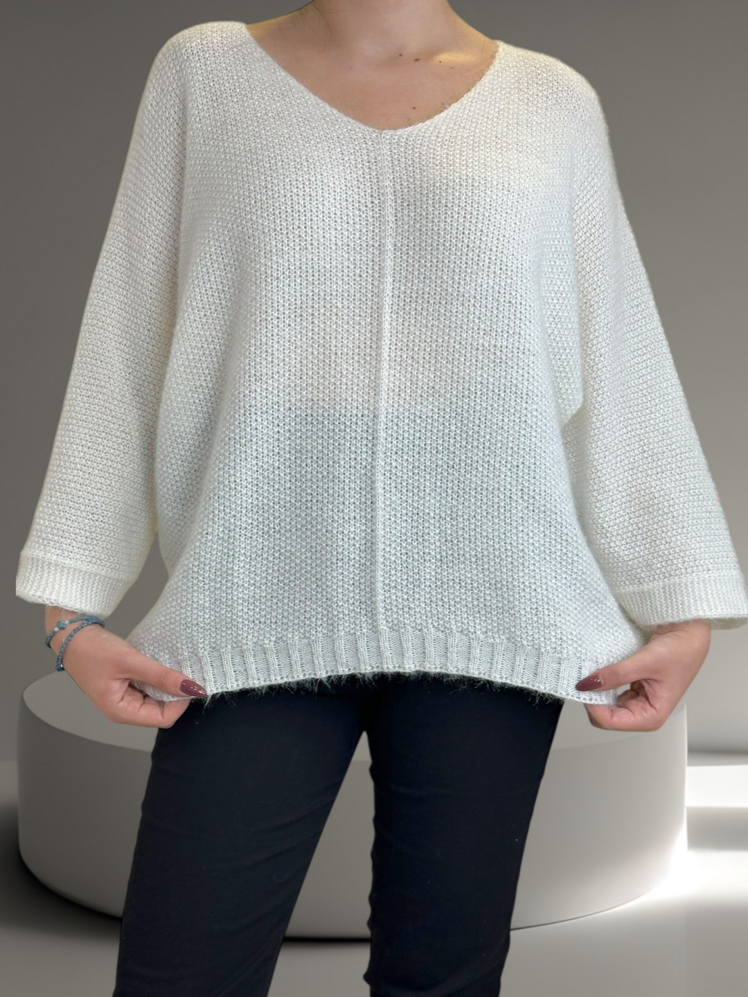 Classic πλεκτό πουλόβερ με V λαιμό για elegant εμφανίσεις Classic πλεκτό πουλόβερ με V λαιμό για elegant εμφανίσεις