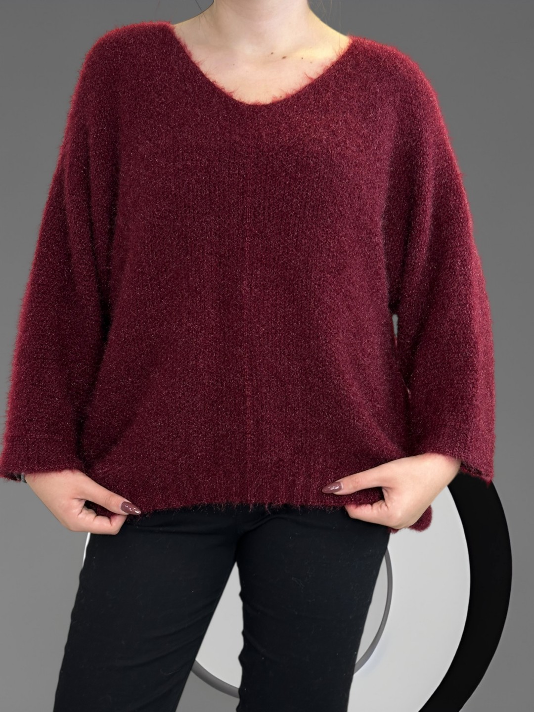 Classic πλεκτό πουλόβερ με V λαιμό για elegant εμφανίσεις Classic πλεκτό πουλόβερ με V λαιμό για elegant εμφανίσεις