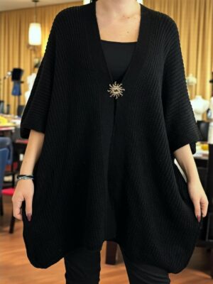 Modern πλεκτή ζακέτα κοντομάνικη για layering στυλ