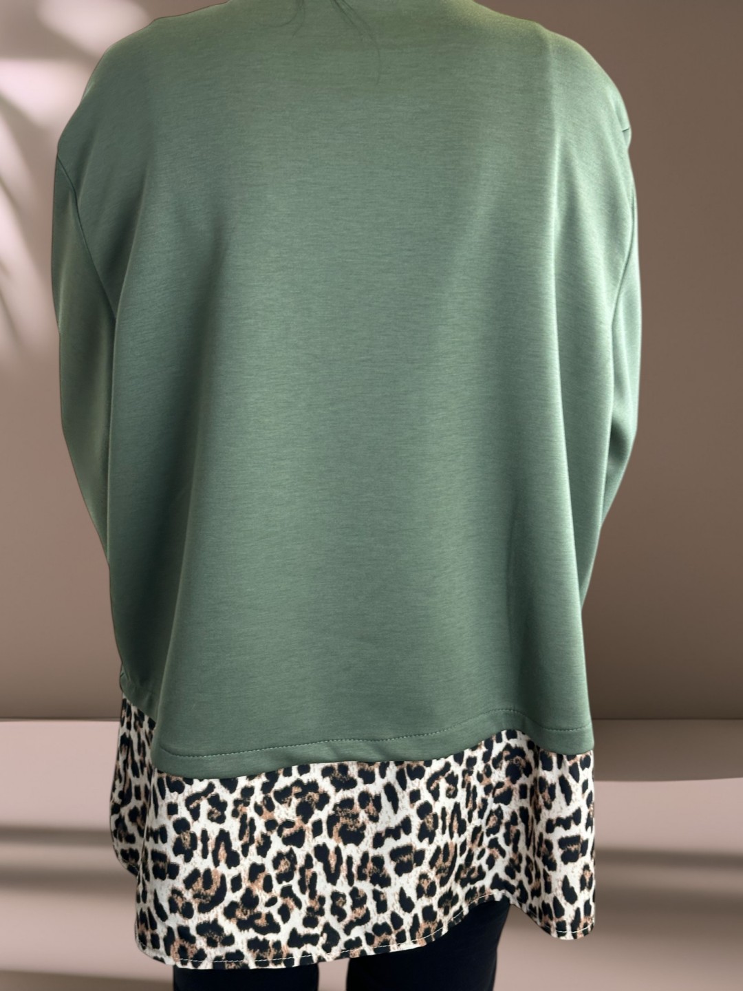 Πουκαμισόμπλουζα με λεοπάρ στοιχεία Πουκαμισόμπλουζα με λεοπάρ στοιχεία