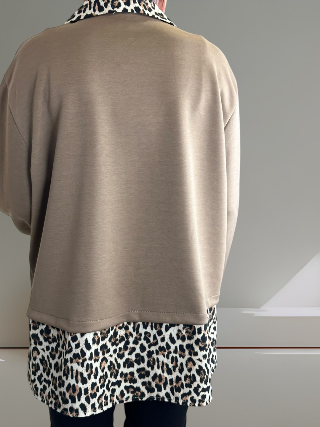 Πουκαμισόμπλουζα με λεοπάρ στοιχεία Πουκαμισόμπλουζα με λεοπάρ στοιχεία