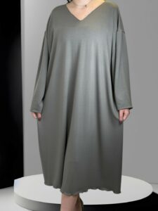 Κομψό φόρεμα plus size με V ντεκολτέ