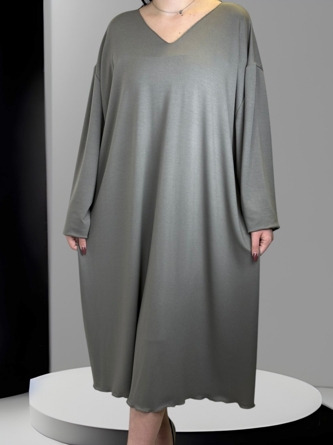 Κομψό φόρεμα plus size με V ντεκολτέ Κομψό φόρεμα plus size με V ντεκολτέ