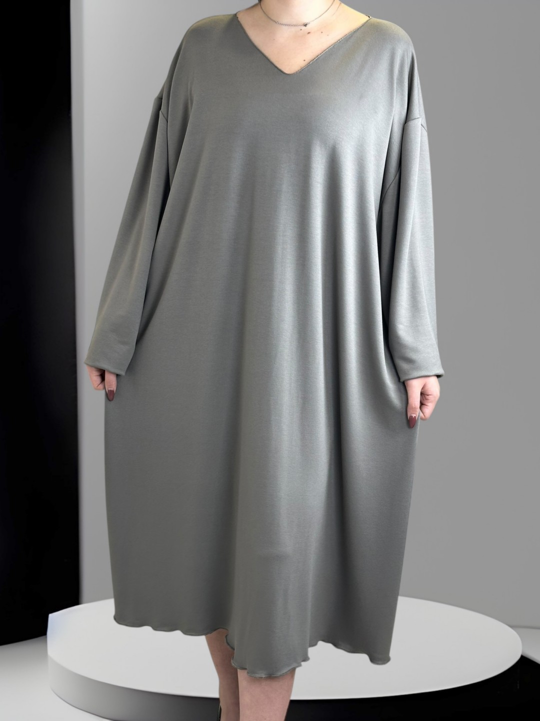 Κομψό φόρεμα plus size με V ντεκολτέ Κομψό φόρεμα plus size με V ντεκολτέ