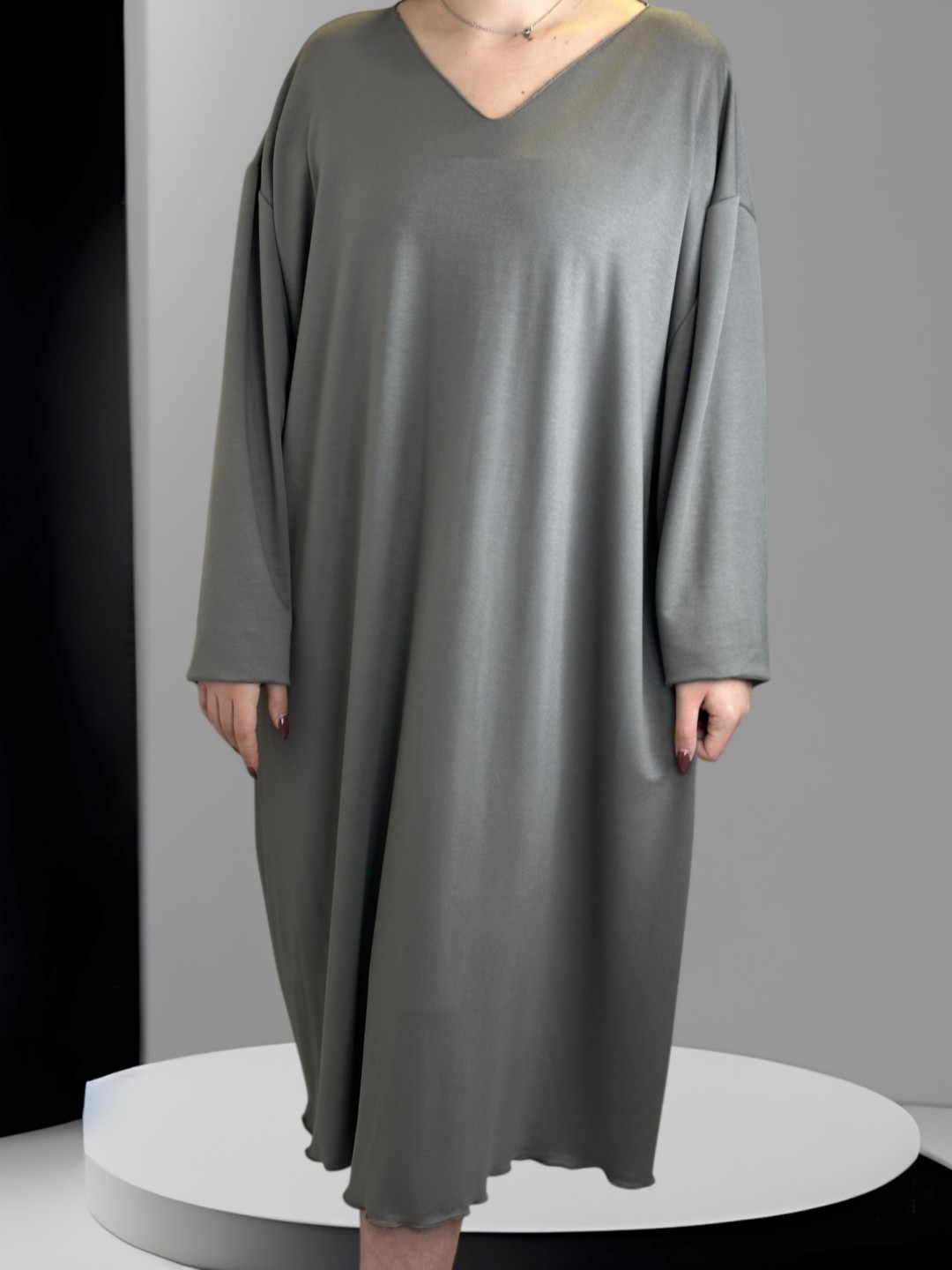 Κομψό φόρεμα plus size με V ντεκολτέ Κομψό φόρεμα plus size με V ντεκολτέ