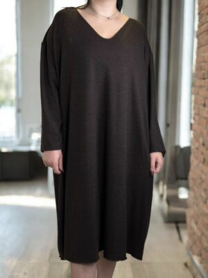 Κομψό φόρεμα plus size με V ντεκολτέ