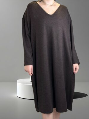 Κομψό φόρεμα plus size με V ντεκολτέ