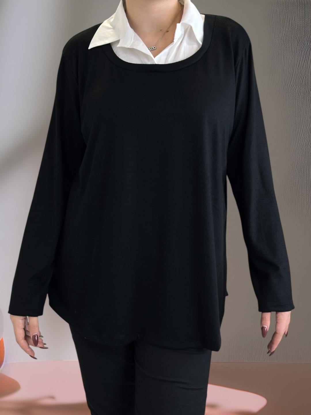 Μπλούζα πουκάμισο με άσπρο γιακά για elegant look Μπλούζα πουκάμισο με άσπρο γιακά για elegant look