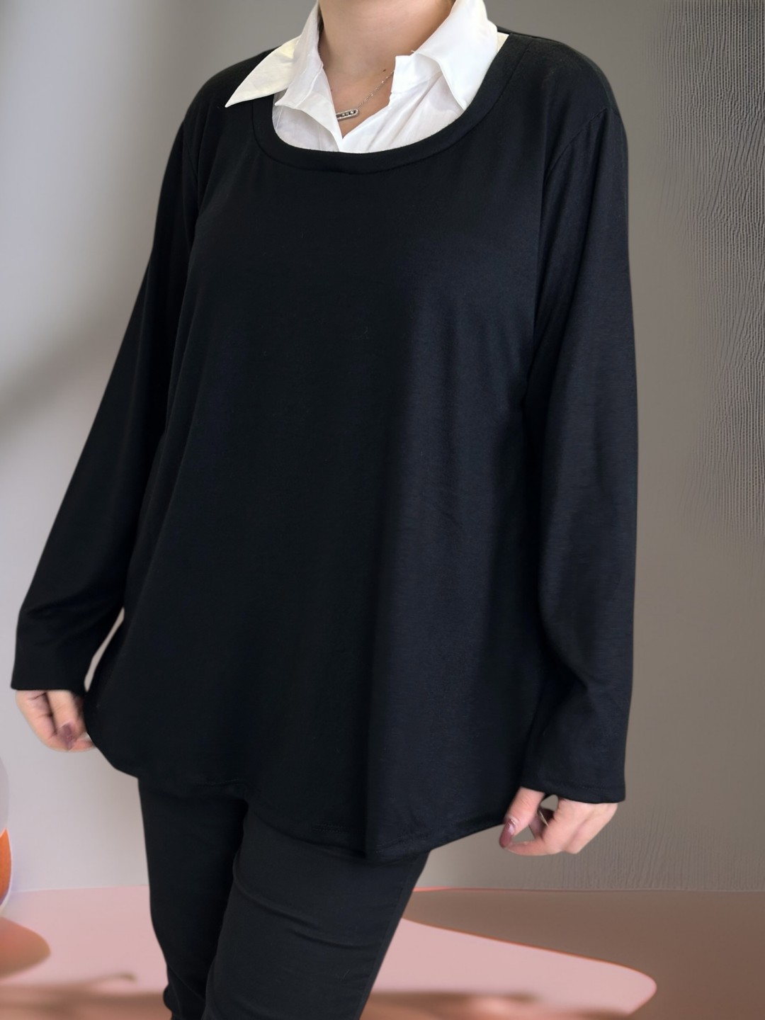 Μπλούζα πουκάμισο με άσπρο γιακά για elegant look Μπλούζα πουκάμισο με άσπρο γιακά για elegant look